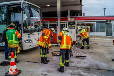 BAB 81 / Rastplatz Wunnenstein: Bundeswehr-Bus verliert 150 Liter Diesel beim Tanken